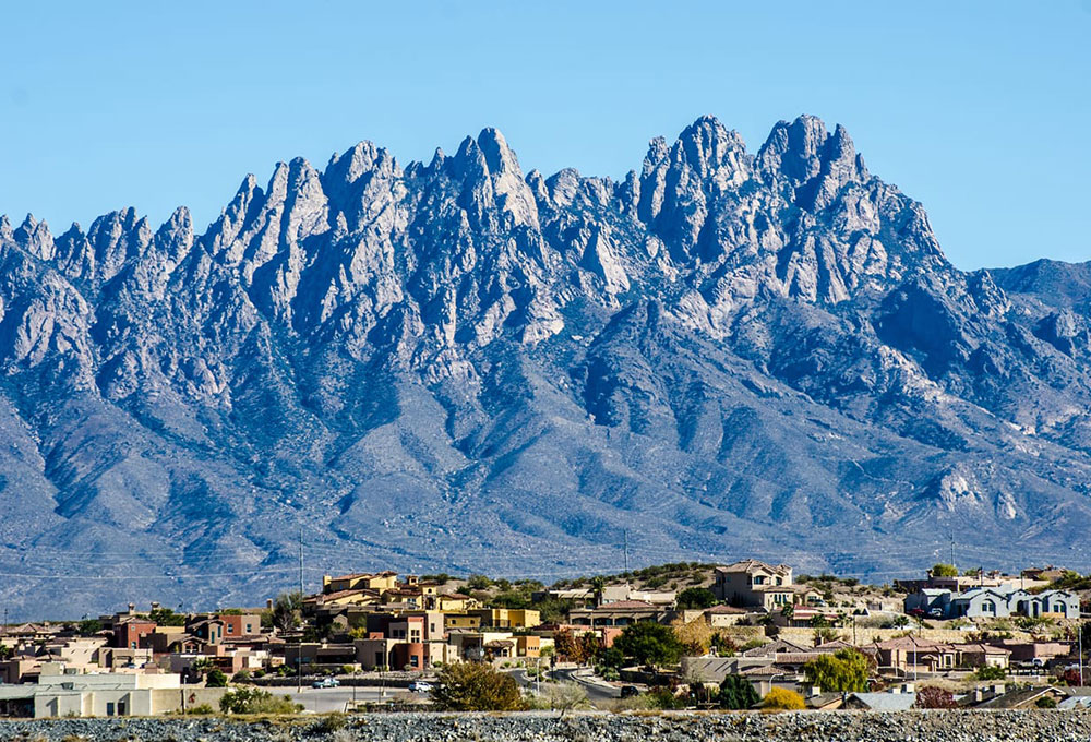 Las Cruces residences on a hillside with a backdrop of the nearby mountain range